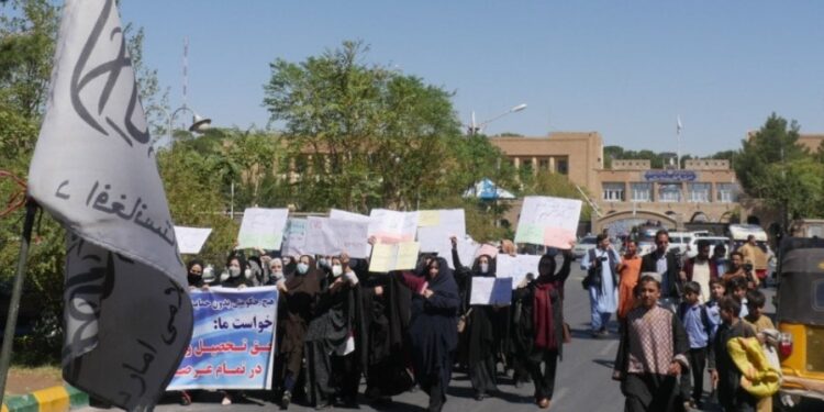 Afghanistan. Donne che protestano. Discriminate.