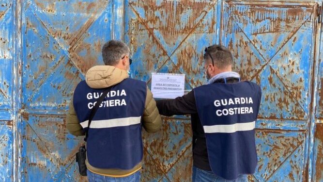 Sequestri di due stabilimenti industriali inquinanti nella zona di Monopoli.