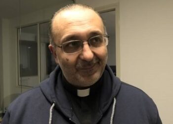 Don Vitaliano chiude la chiesa ai no vax.