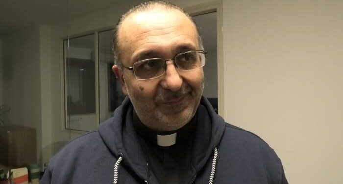 Don Vitaliano chiude la chiesa ai no vax.