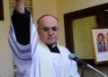 Mons. Viganò appoggia i no vax