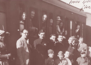 Gruppo di fascisti con piccoli in uniforme col treno alla Fiera del Levante.