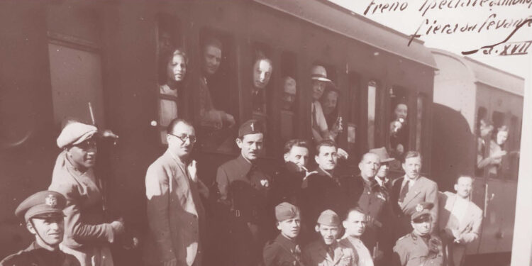 Gruppo di fascisti con piccoli in uniforme col treno alla Fiera del Levante.