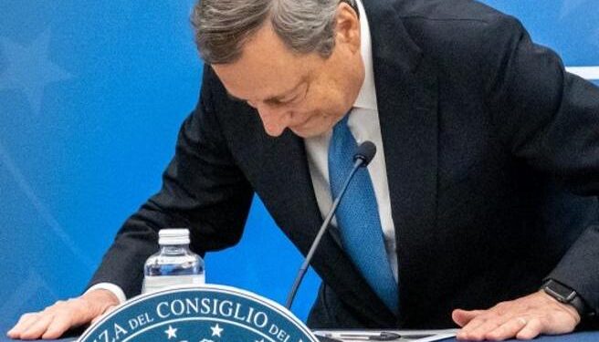 Mattarella respinge le dimissioni di Draghi