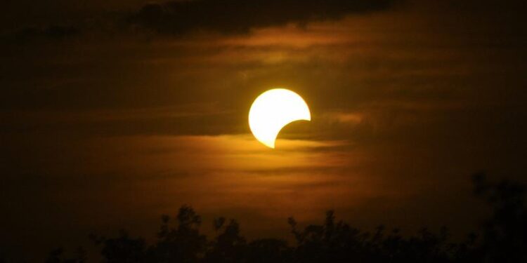 Eclissi parziale di sole.