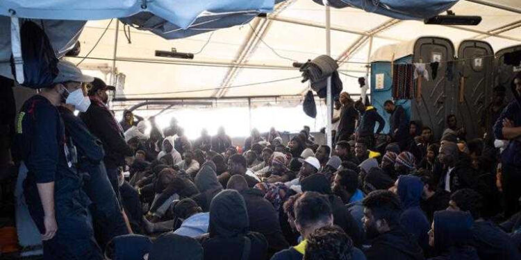 Si indaga sulle navi Ong che trasportano i migranti. Respinti in mare. Anche nel pieno di una tempesta?