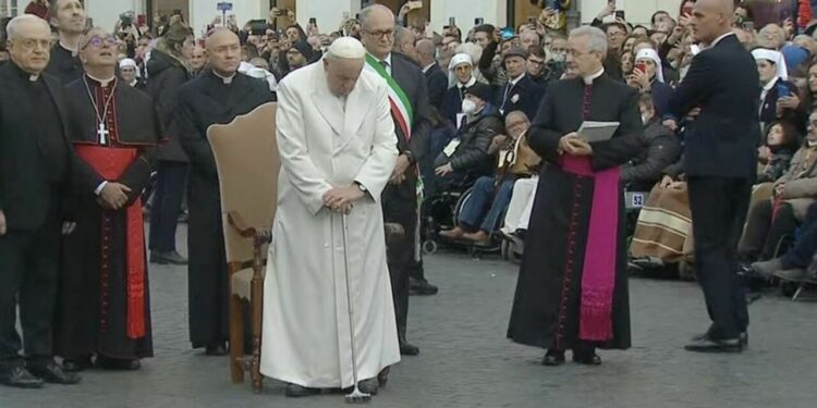 Il Papa si commuove a Piazza di Spagna