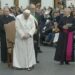 Il Papa si commuove a Piazza di Spagna