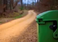 Abbandona i rifiuti ai margini di una strada. Multato.