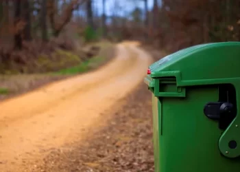 Abbandona i rifiuti ai margini di una strada. Multato.