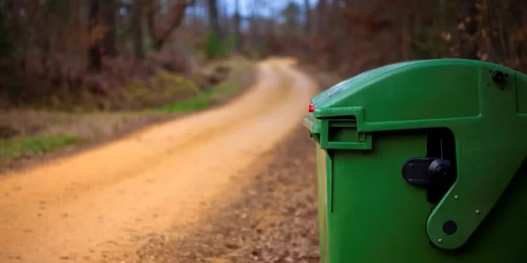 Abbandona i rifiuti ai margini di una strada. Multato.