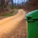 Abbandona i rifiuti ai margini di una strada. Multato.