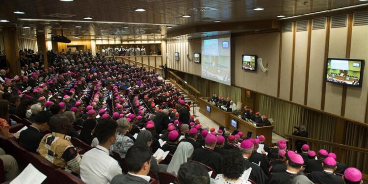 Nel sinodo dei vescovi voto a donne e laici