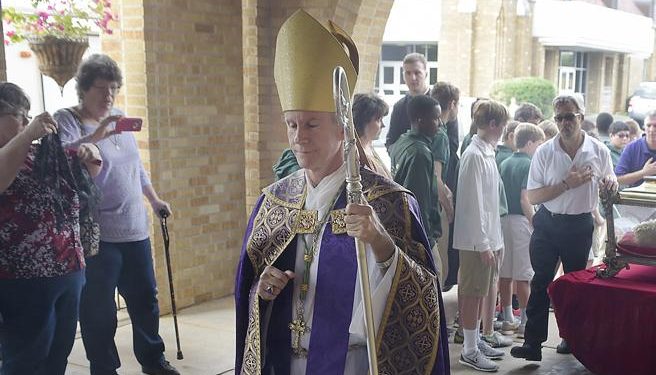 Papa Francesco «caccia» Strickland, vescovo americano