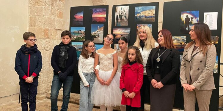 Favole di Teresa Tropiano e foto di Ugo Odorino nella chiesetta di S. Maria zàffara.