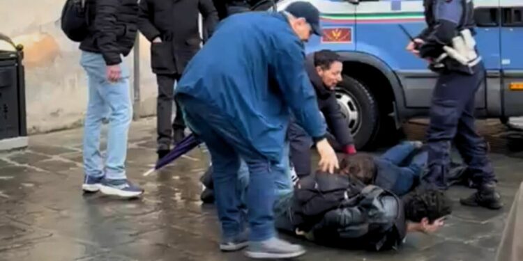 La violenza dei manganelli contro studenti inermi che chiedono la pace.