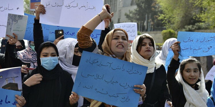 Le ragazze afghane sono senza scuola