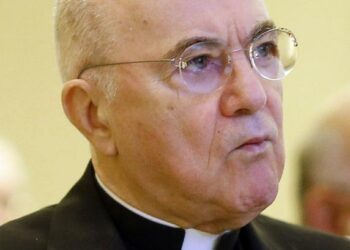 Mons. Viganò scomunicato dal Vaticano