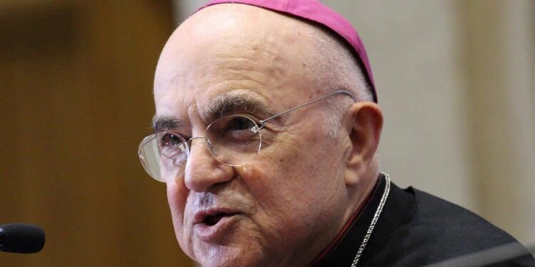 L’arcivescovo Carlo Maria Viganò accusato di scisma