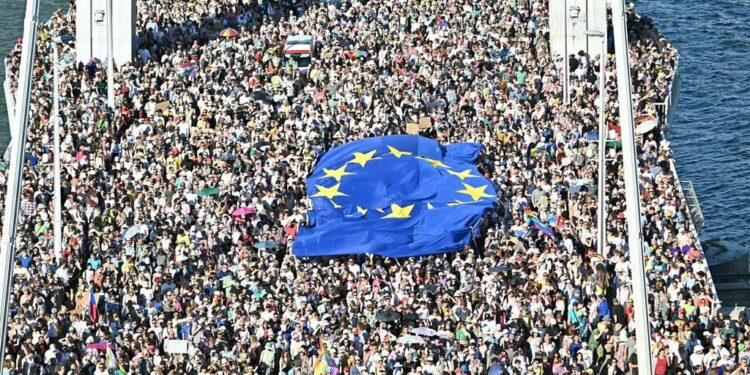 L’ipocrisia degli ultraconservatori che ritengono l’omosessualità un grave “peccato”