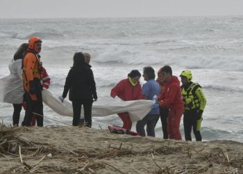 I migranti restituiti cadaveri dal mare