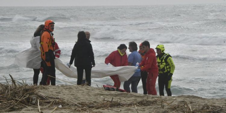I migranti restituiti cadaveri dal mare